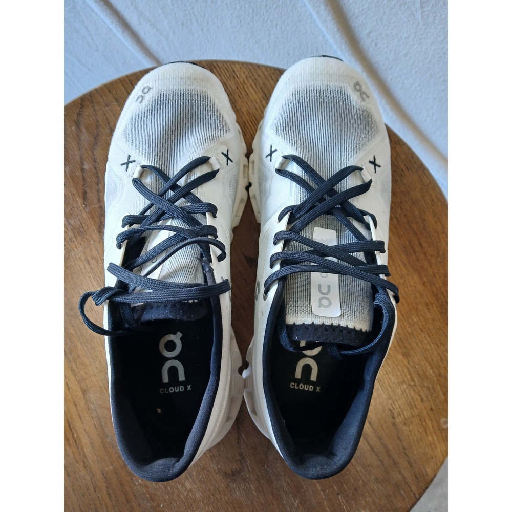 On Running Cloud women’s Running Shoes in White and Black sz 7 - Picture 9 of 9
